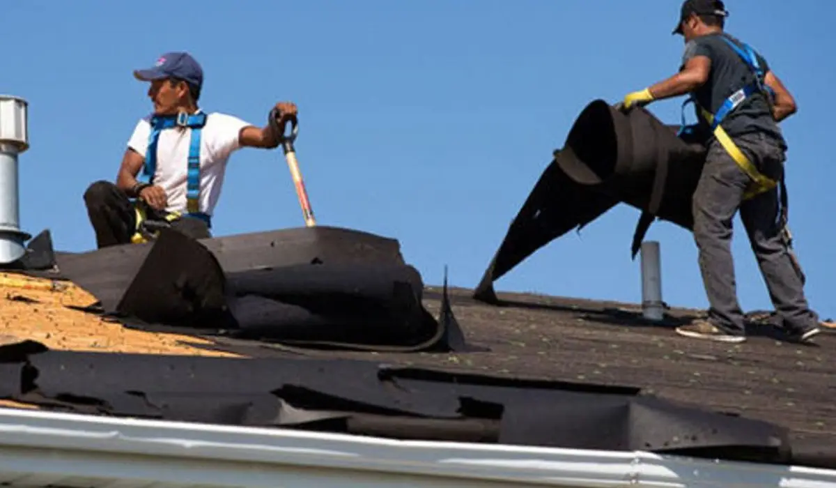 two professional Roofer working for Replacement